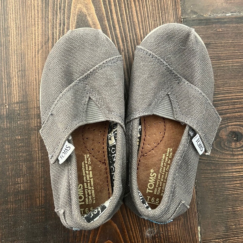 Toddler toms size 6.5
